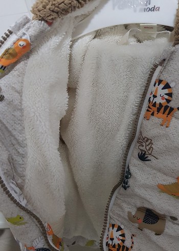 Kürklü Kapüşonlu Baskılı Erkek Çocuk Mont - Görsel 3