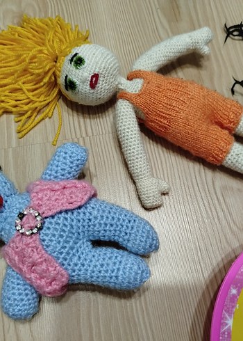 Renkli El Yapımı Örgü Bebekler ve Oyuncaklar - Görsel 2