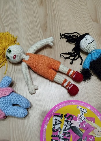 Renkli El Yapımı Örgü Bebekler ve Oyuncaklar - Görsel 4