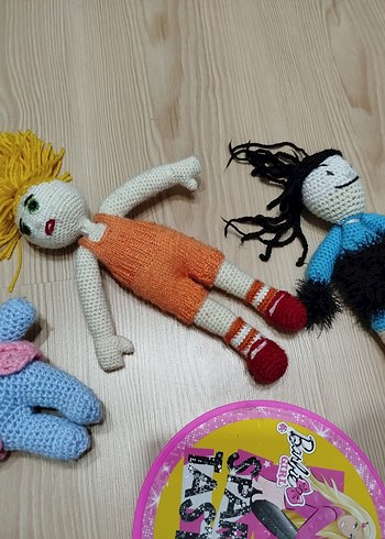 Renkli El Yapımı Örgü Bebekler ve Oyuncaklar - Görsel 3