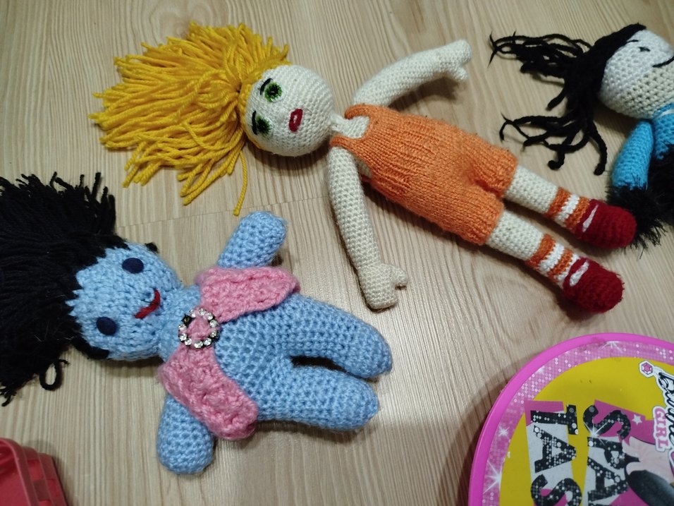Renkli El Yapımı Örgü Bebekler ve Oyuncaklar - Görsel 2