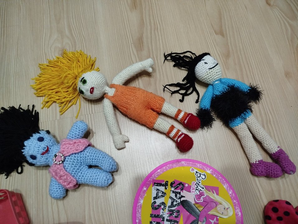 Renkli El Yapımı Örgü Bebekler ve Oyuncaklar - Görsel 4