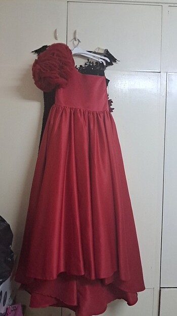 kırmızı kolu gül detaylı elbise
