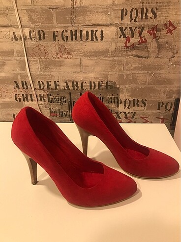 Süet kumaş kırmızı topuklu ayakkabı