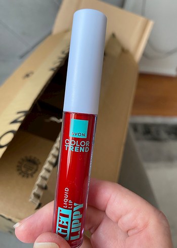 Avon Canlı Kırmızı Sıvı Ruj