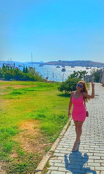 Pembe elbise