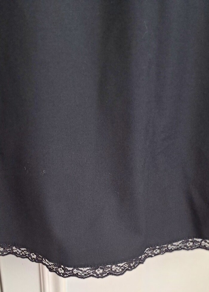 UZUN SİYAH ELBİSE DANTEL DETAYLI SIFIR KOL - Görsel 2