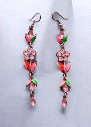 Mineli çiçek tasarımlı şık küpeler - Görsel 2