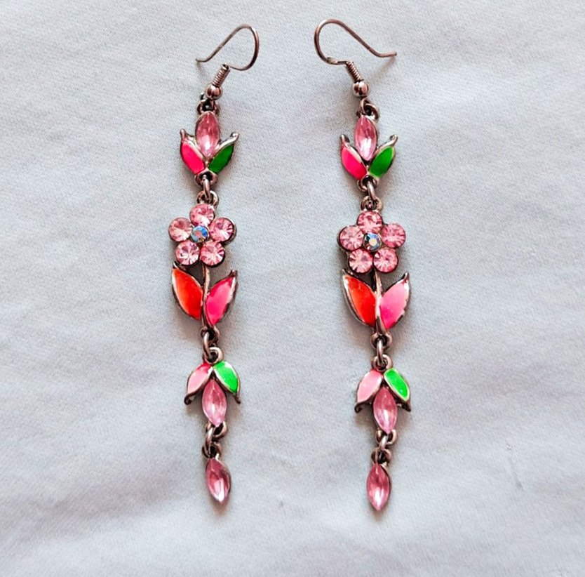 Mineli çiçek tasarımlı şık küpeler - Görsel 3