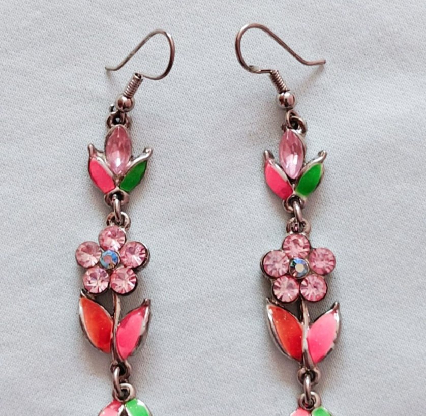 Mineli çiçek tasarımlı şık küpeler - Görsel 4