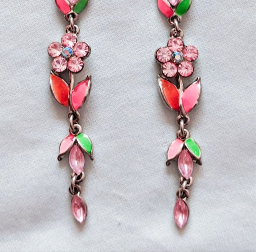 Mineli çiçek tasarımlı şık küpeler - Görsel 5