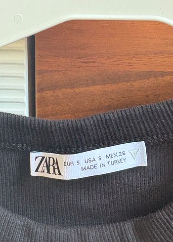 Zara Siyah Yüksek Yakalı Kolsuz Mini Atlet