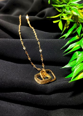Gold Zincir Detaylı Kare Sarmal Kolye