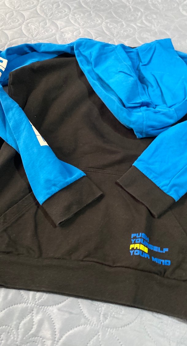 Kapşonlu erkek çocuk için sivit sorunu yok - Görsel 5