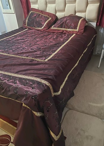 Bordo İşlemeli Yatak Örtüsü - Görsel 2
