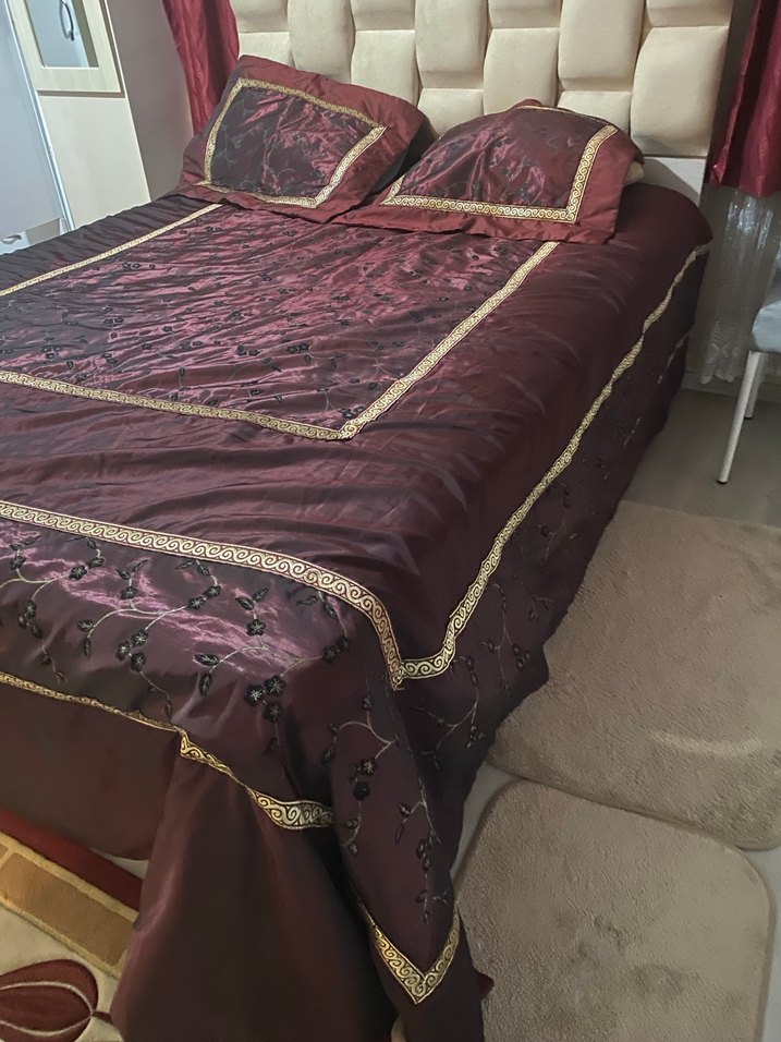 Bordo İşlemeli Yatak Örtüsü - Görsel 2
