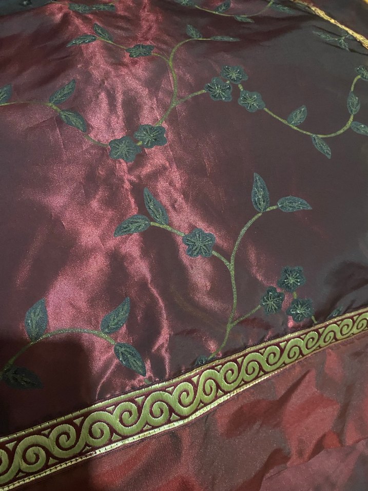 Bordo İşlemeli Yatak Örtüsü - Görsel 4