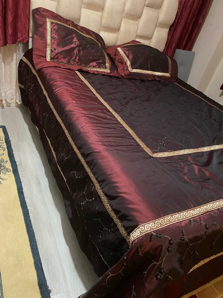 Bordo İşlemeli Yatak Örtüsü - Görsel 3