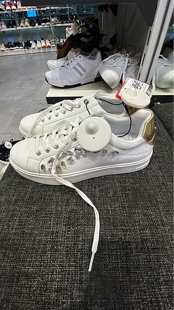 Nine West Sneacer
