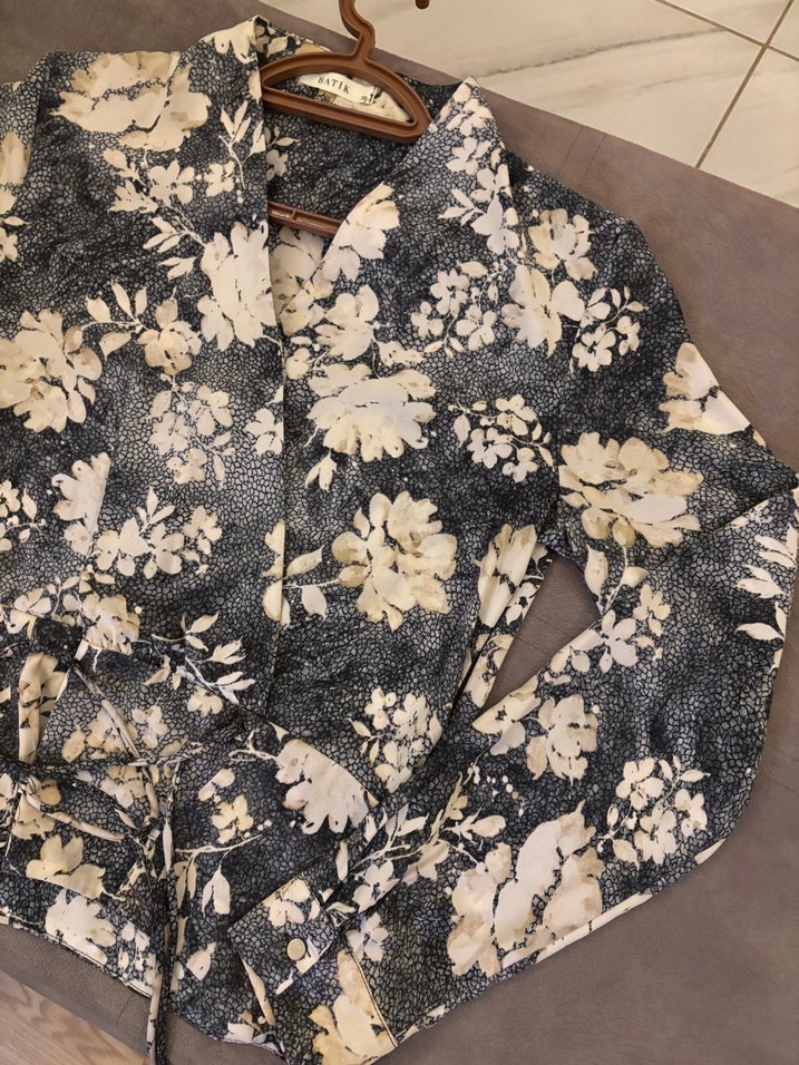 Batik Gri Çiçekli Bağcıklı Uzun Kollu Vintage Gömlek - Görsel 3