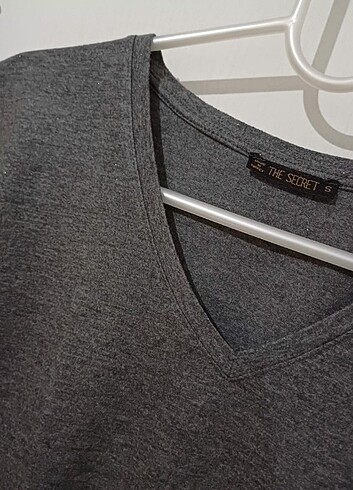 Gri hafif aralarda skm detay V yaka basic t-shirt