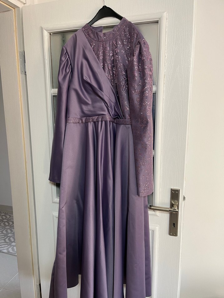 Piliseli ve İşlemeli Uzun Mor Abiye Elbise - Görsel 2