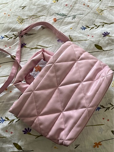 Pembe çanta