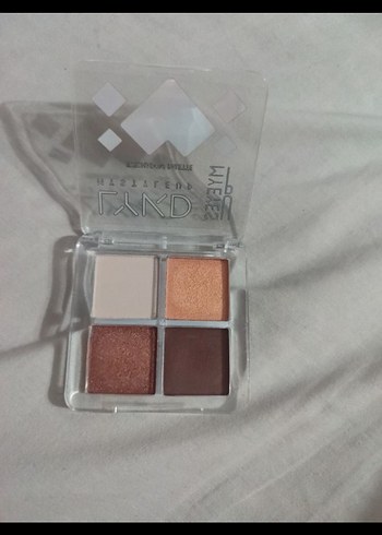 Krem ve Kahverengi Tonlarında Göz Farı Paleti - Görsel 3