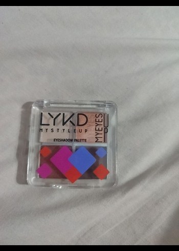 Krem ve Kahverengi Tonlarında Göz Farı Paleti - Görsel 4