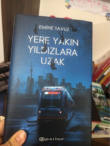 Yere Yakın Yıldızlara Uzak Emine Tavuz