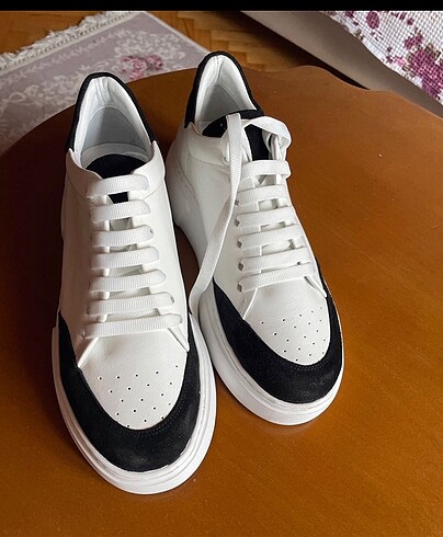 Hic kullanilmamis beyaz sneakers
