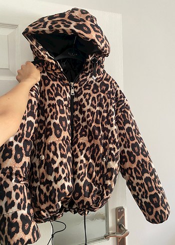 Leopar Desenli Kadın Mont