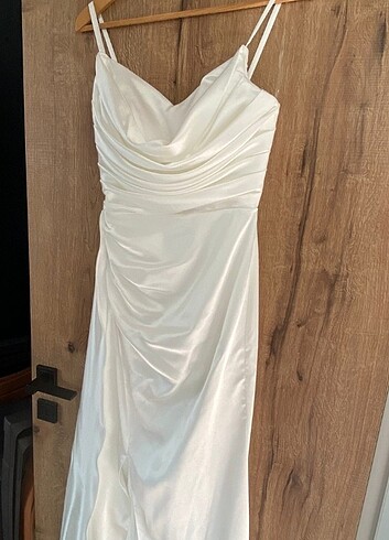 Beyaz saten elbise