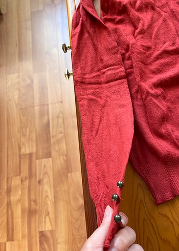 Kırmızı Düğmeli Boğazlı Kadın Kazak - Görsel 2