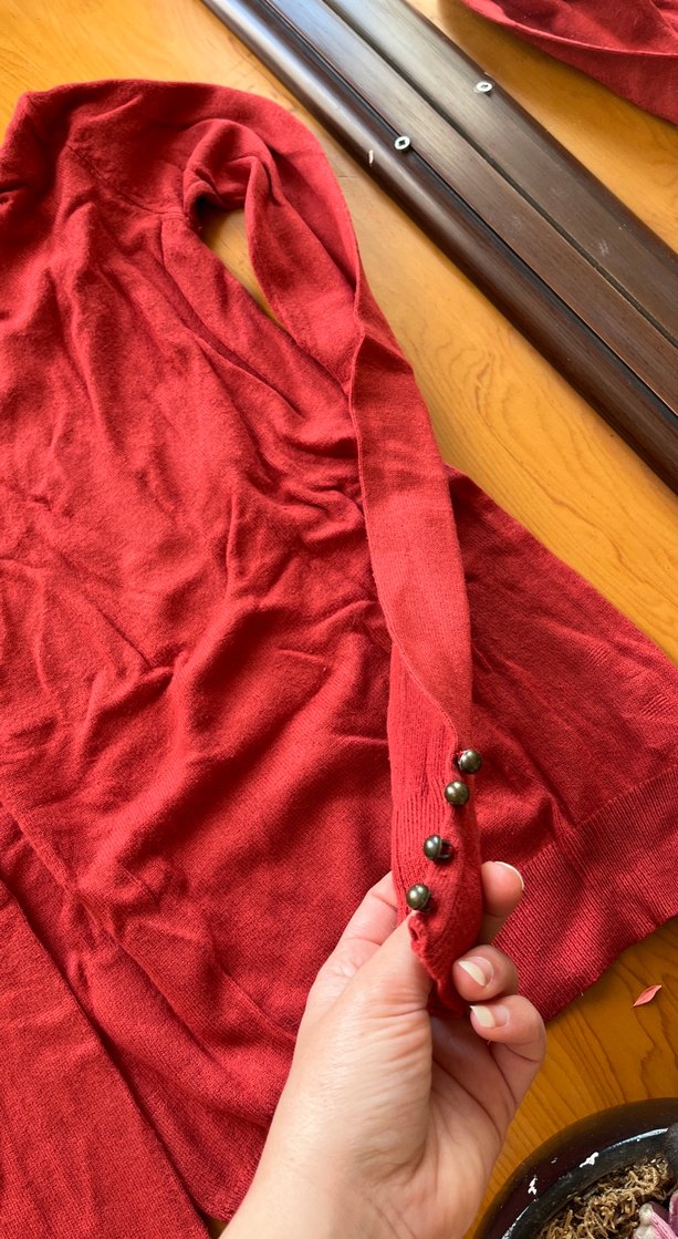 Kırmızı Düğmeli Boğazlı Kadın Kazak - Görsel 3