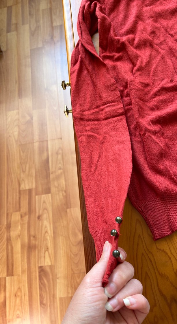 Kırmızı Düğmeli Boğazlı Kadın Kazak - Görsel 2