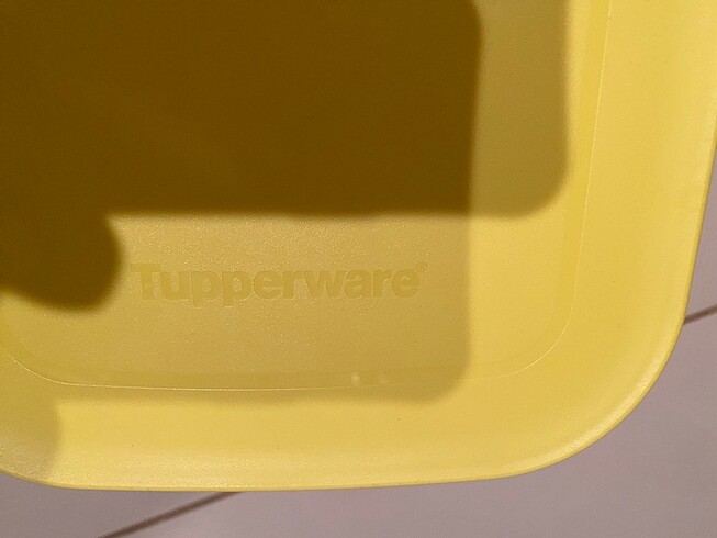  Beden sarı Renk Tupperware saklama kabı.
