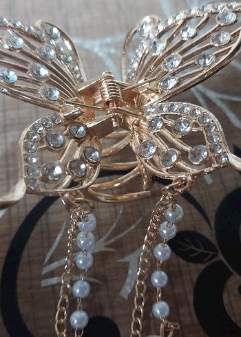 Zincir Detaylı Altın Renkli Kelebek Toka - Görsel 2