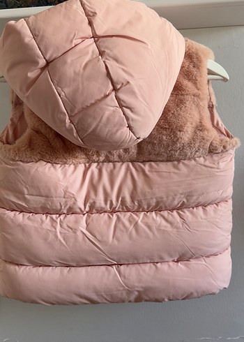 Kız Çocuk Pembe Kürklü Kapüşonlu Yelek - Görsel 3