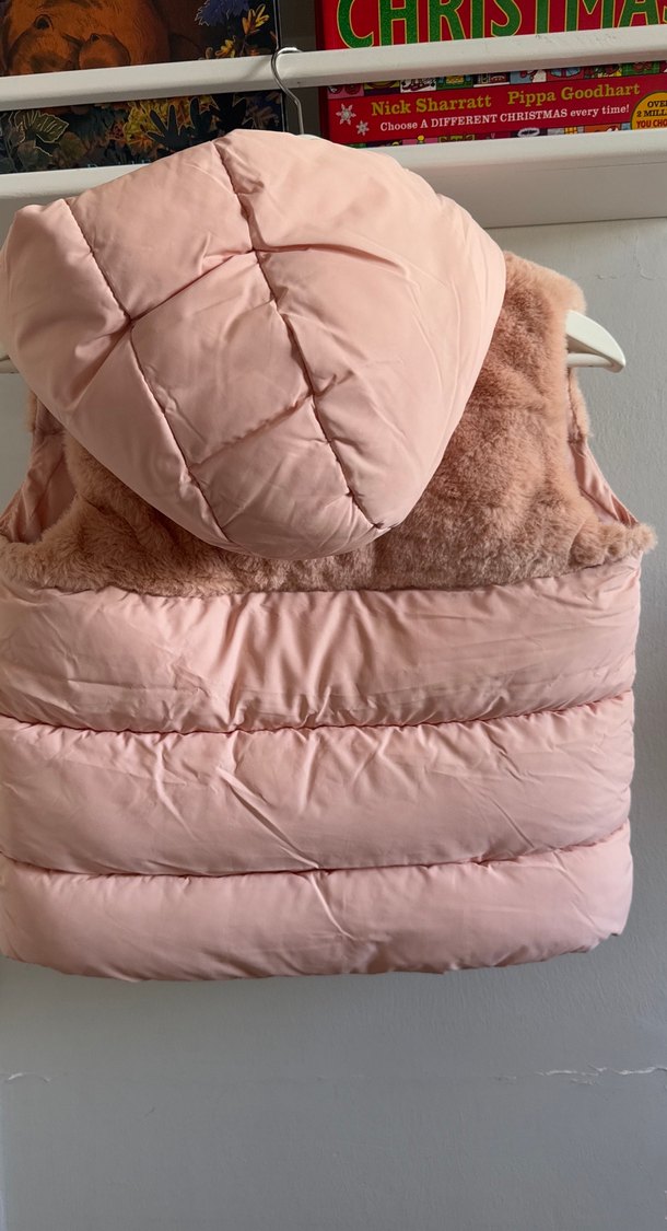 Kız Çocuk Pembe Kürklü Kapüşonlu Yelek - Görsel 3