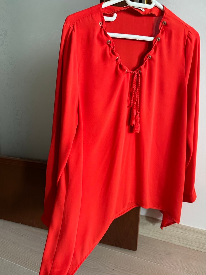 Püsküllü Kırmızı V Yaka Kadın Bluz - Görsel 2