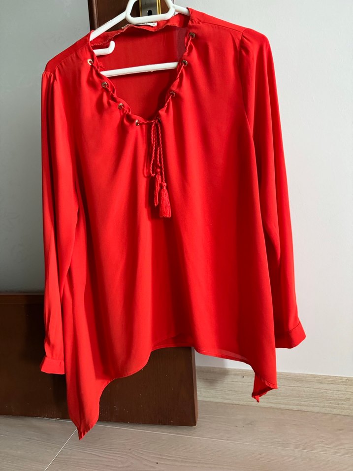 Püsküllü Kırmızı V Yaka Kadın Bluz - Görsel 3