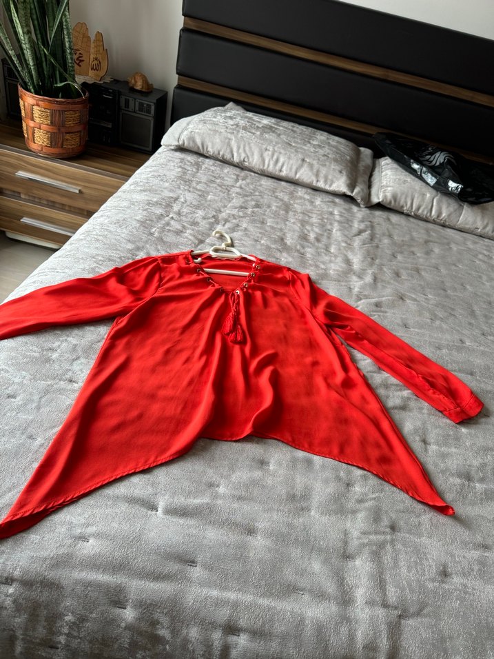 Püsküllü Kırmızı V Yaka Kadın Bluz - Görsel 4