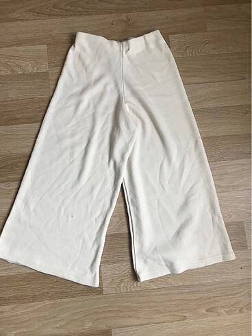 Zara Beyaz triko bol paça pantolon?