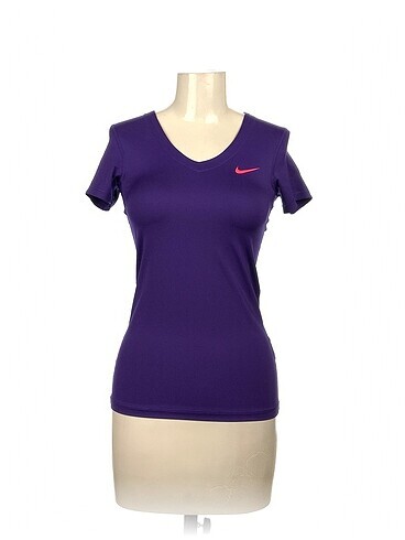 Nike T-shirt %70 İndirimli.