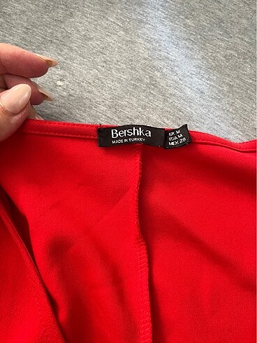 Bershka V yaka kruvaze kırmızı sortlu elbise