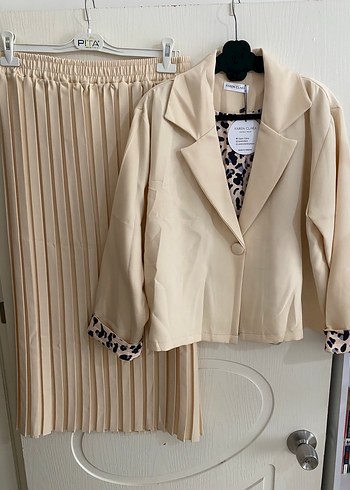 Bej Kısa Kesim Kadın Blazer Ceket takım