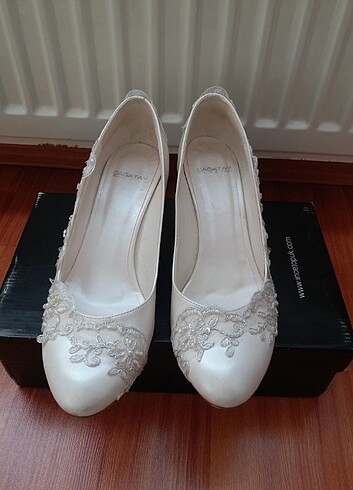 38 Beden Beyaz dantel detaylı kısa topuklu ayakkabı