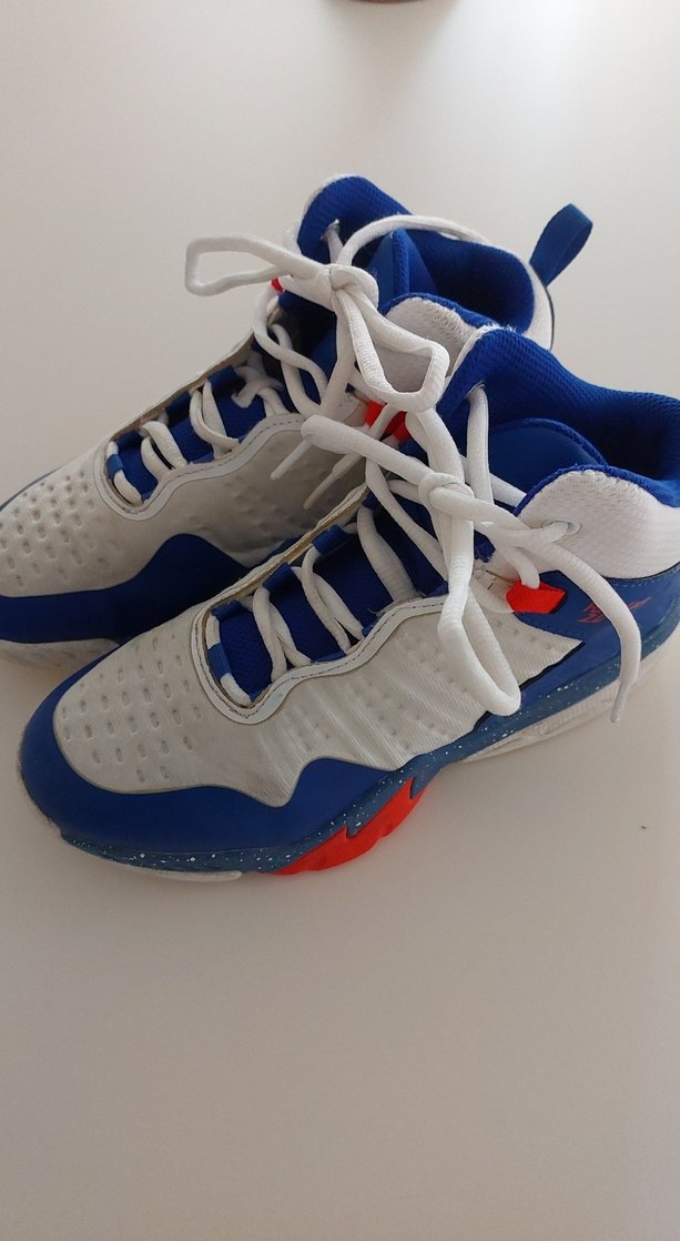 Beyaz ve Mavi Bağcıklı Basketbol Ayakkabısı - Görsel 2