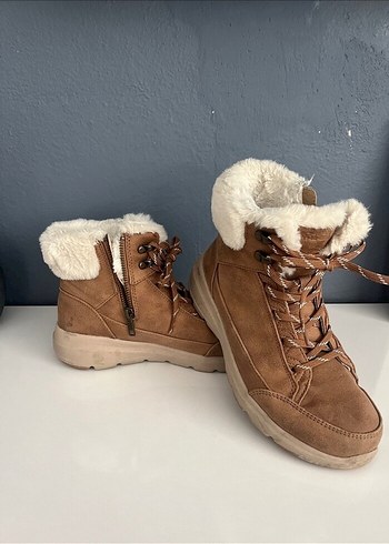 Skechers Bej Süet Tüy Detaylı Dolgu Topuklu Bot